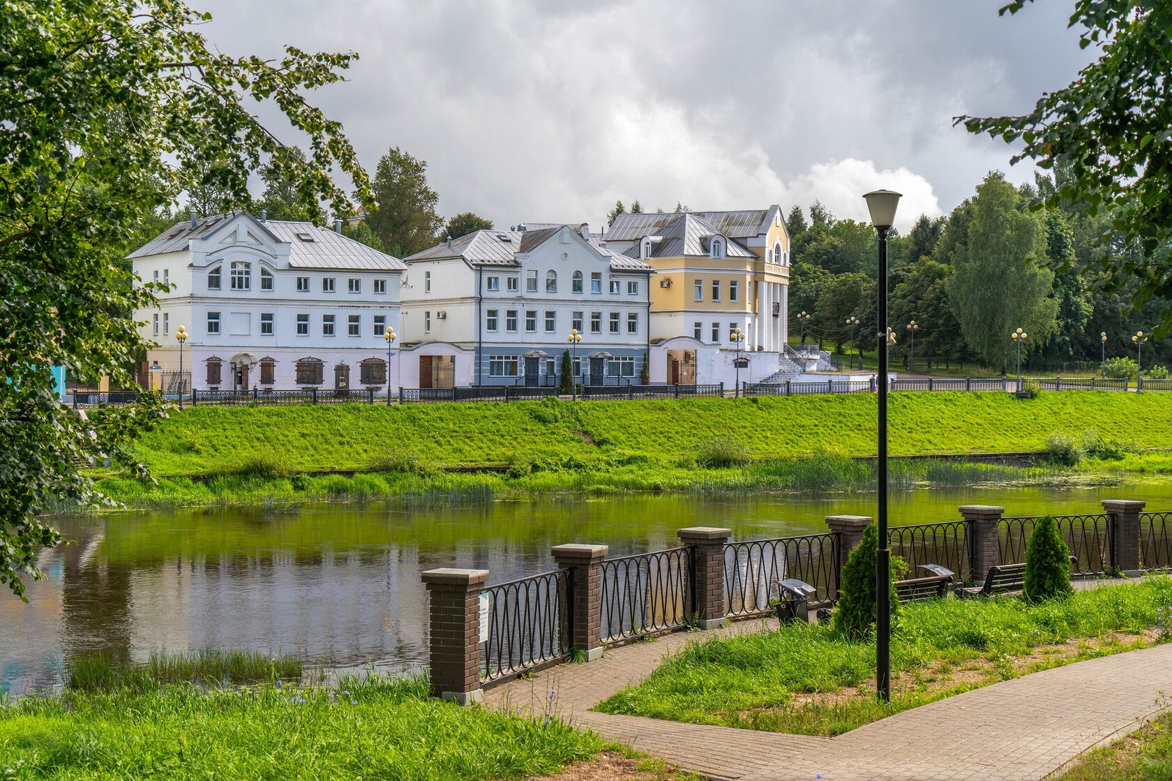 В Торжок гулять  по набережной,  учиться золотному  шитью и летать на Ми-2