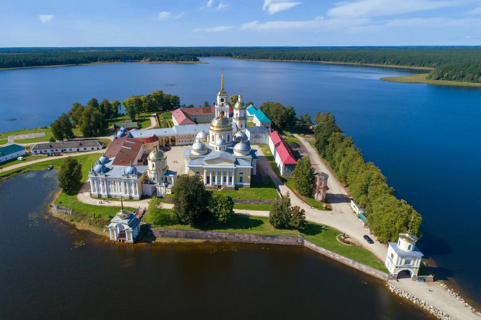 Монастыри на островах: рассказываем про самые красивые